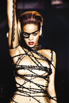 Рианна в эро фотосессии для альбома Rated R фото #4