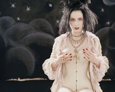 Аппетитные соски Диты фон Тиз в фотосессии Яна Уайта фото #1