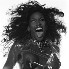 Голая грудь Наоми Кэмпбелл в фотосессии Мишеля Комте фото #1