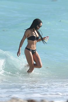 Сексуальная Зоя Кравиц на пляже в Майами