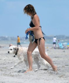 Стройная красотка Оливия Уайлд в черном бикини на пляже в Уилмингтоне фото #13