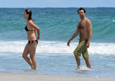 Стройная красотка Оливия Уайлд в черном бикини на пляже в Уилмингтоне фото #15