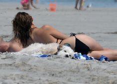 Стройная красотка Оливия Уайлд в черном бикини на пляже в Уилмингтоне фото #20