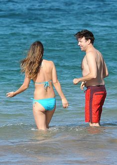 Оливия Уайлд после родов в голубом купальнике на пляже Мауи фото #1