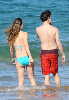 Оливия Уайлд после родов в голубом купальнике на пляже Мауи фото #2