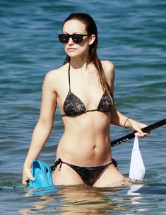 Оливия Уайлд раздвинула ноги в купальнике на пляже в Мауи фото #5