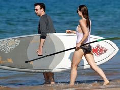 Оливия Уайлд раздвинула ноги в купальнике на пляже в Мауи фото #9