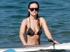 Оливия Уайлд раздвинула ноги в купальнике на пляже в Мауи фото #15