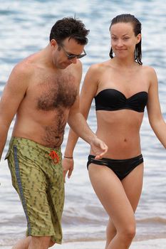 Секси Оливия Уайлд в черном купальнике на Гавайях фото #8