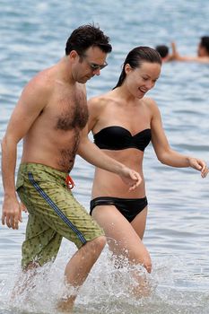 Секси Оливия Уайлд в черном купальнике на Гавайях фото #9