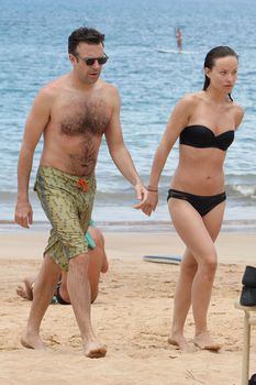 Секси Оливия Уайлд в черном купальнике на Гавайях фото #11