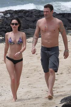 Сексуальная Меган Фокс на пляже в Гавайях фото #8