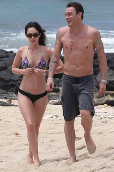 Сексуальная Меган Фокс на пляже в Гавайях фото #9