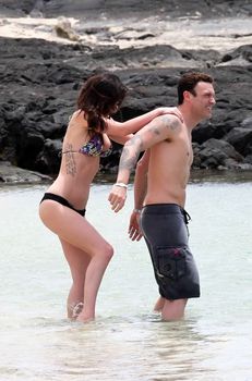 Сексуальная Меган Фокс на пляже в Гавайях фото #14