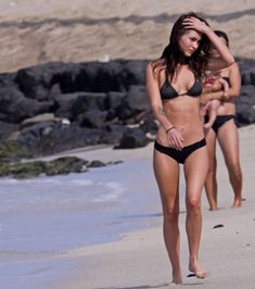 Возбуждающее тело Меган Фокс в черном бикини фото #13