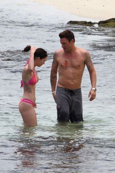 Соблазнительная Меган Фокс в розовом купальнике на Гавайях фото #4