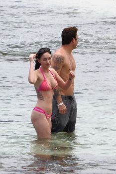 Соблазнительная Меган Фокс в розовом купальнике на Гавайях фото #5