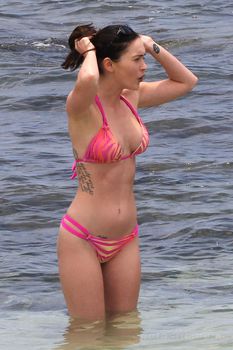 Соблазнительная Меган Фокс в розовом купальнике на Гавайях фото #8