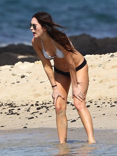 Сексапильная Меган Фокс в черно-белом бикини на Гавайях фото #15