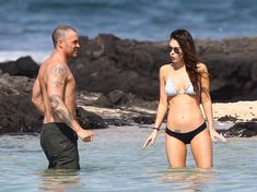 Сексапильная Меган Фокс в черно-белом бикини на Гавайях фото #19