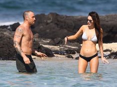 Сексапильная Меган Фокс в черно-белом бикини на Гавайях фото #20