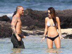 Сексапильная Меган Фокс в черно-белом бикини на Гавайях фото #21