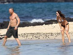 Сексапильная Меган Фокс в черно-белом бикини на Гавайях фото #22