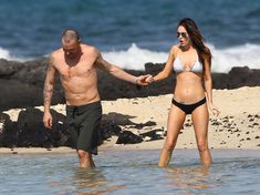 Сексапильная Меган Фокс в черно-белом бикини на Гавайях фото #25