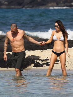 Сексапильная Меган Фокс в черно-белом бикини на Гавайях фото #26