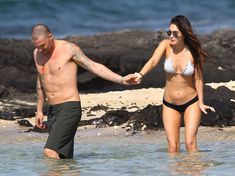 Сексапильная Меган Фокс в черно-белом бикини на Гавайях фото #27