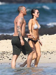 Сексапильная Меган Фокс в черно-белом бикини на Гавайях фото #28