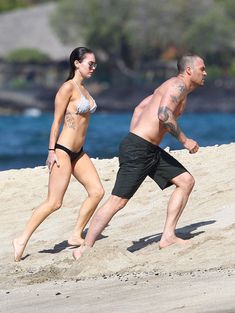 Сексапильная Меган Фокс в черно-белом бикини на Гавайях фото #29