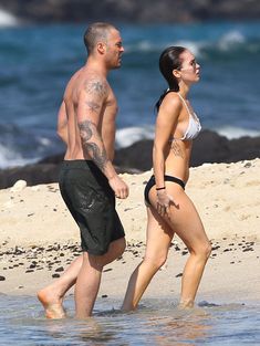 Сексапильная Меган Фокс в черно-белом бикини на Гавайях фото #30