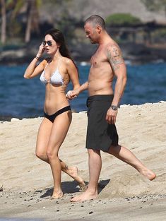 Сексапильная Меган Фокс в черно-белом бикини на Гавайях фото #31