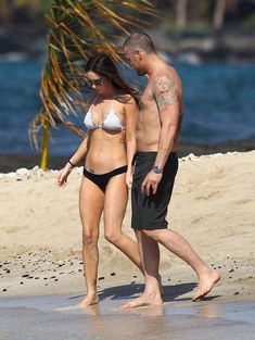 Сексапильная Меган Фокс в черно-белом бикини на Гавайях фото #32