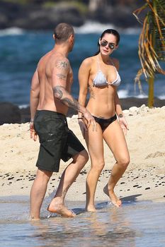 Сексапильная Меган Фокс в черно-белом бикини на Гавайях фото #34