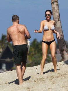 Сексапильная Меган Фокс в черно-белом бикини на Гавайях фото #35