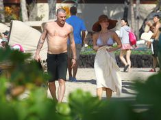 Сексапильная Меган Фокс в черно-белом бикини на Гавайях фото #38