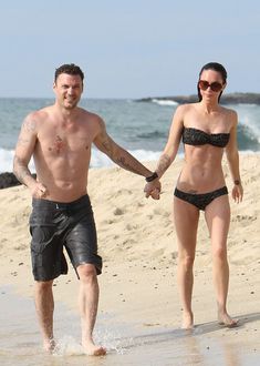 Стройная красотка Меган Фокс отдыхает на плаже в Гавайях фото #7