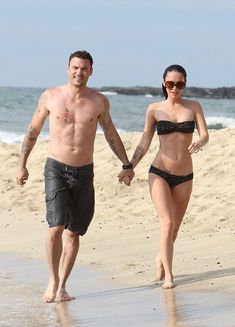 Стройная красотка Меган Фокс отдыхает на плаже в Гавайях фото #8