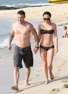 Стройная красотка Меган Фокс отдыхает на плаже в Гавайях фото #11