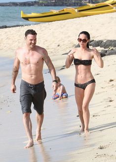 Стройная красотка Меган Фокс отдыхает на плаже в Гавайях фото #13