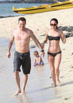 Стройная красотка Меган Фокс отдыхает на плаже в Гавайях фото #14