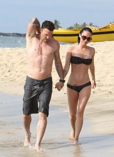 Стройная красотка Меган Фокс отдыхает на плаже в Гавайях фото #15