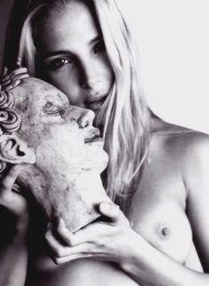 Полностью голая Эльза Патаки в журнале Playboy фото #2