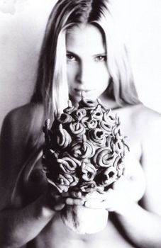 Полностью голая Эльза Патаки в журнале Playboy фото #4