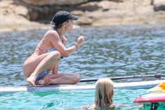 Соблазнительное тело Эльзы Патаки в голубом бикини на Корсике фото #10