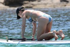 Соблазнительное тело Эльзы Патаки в голубом бикини на Корсике фото #11