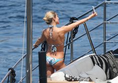 Соблазнительное тело Эльзы Патаки в голубом бикини на Корсике фото #21