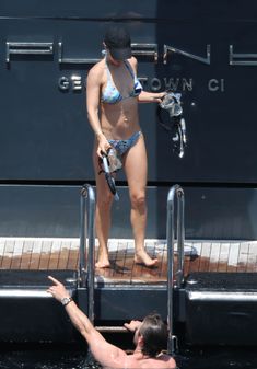 Соблазнительное тело Эльзы Патаки в голубом бикини на Корсике фото #26